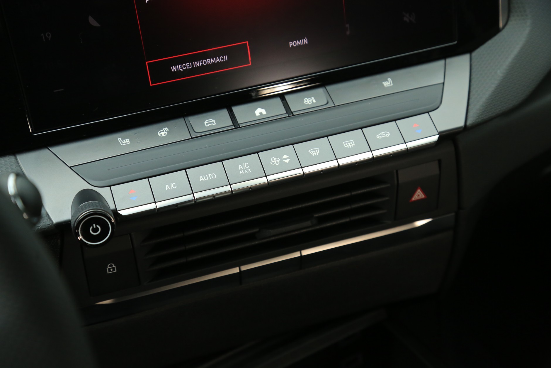 Cieszą wyodrębniony analogowy panel klimatyzacji oraz umieszczone pod ekranem multimediów klawisze do często używanych funkcji.