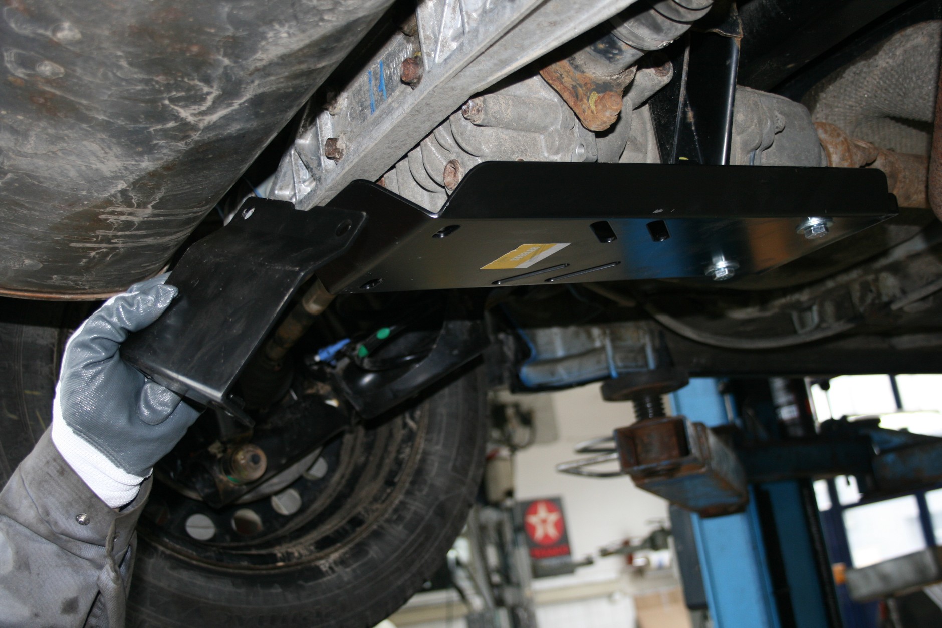 Krok 5: przykręcenie tylnego wspornika