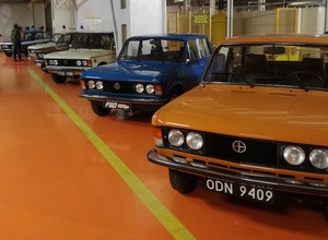 Wystawa klasyków w dawnej fabryce FSO