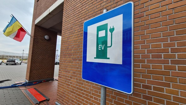 Używane auto elektryczne na złom? Bateria jest warta więcej niż cała reszta