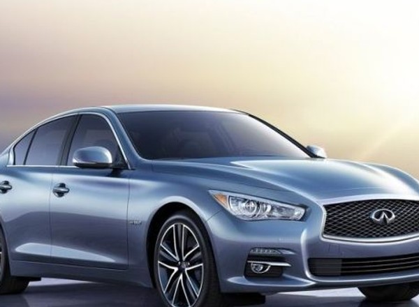 Pierwsze Infiniti Q50 zjeżdża z linii produkcyjnej