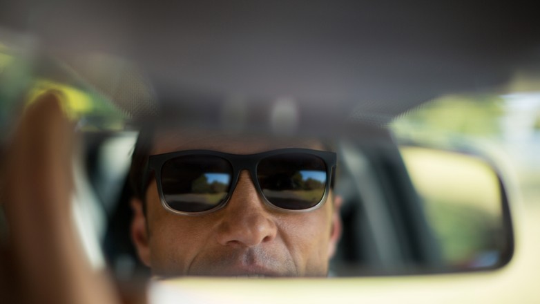 Okulary przeciwsłoneczne podczas jazdy samochodem