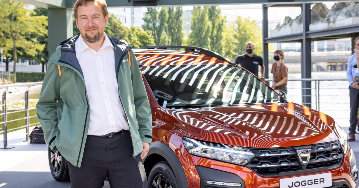 Xavier Martinet, globalny szef marketingu i sprzedaży Dacii (obok Dacii Jogger)