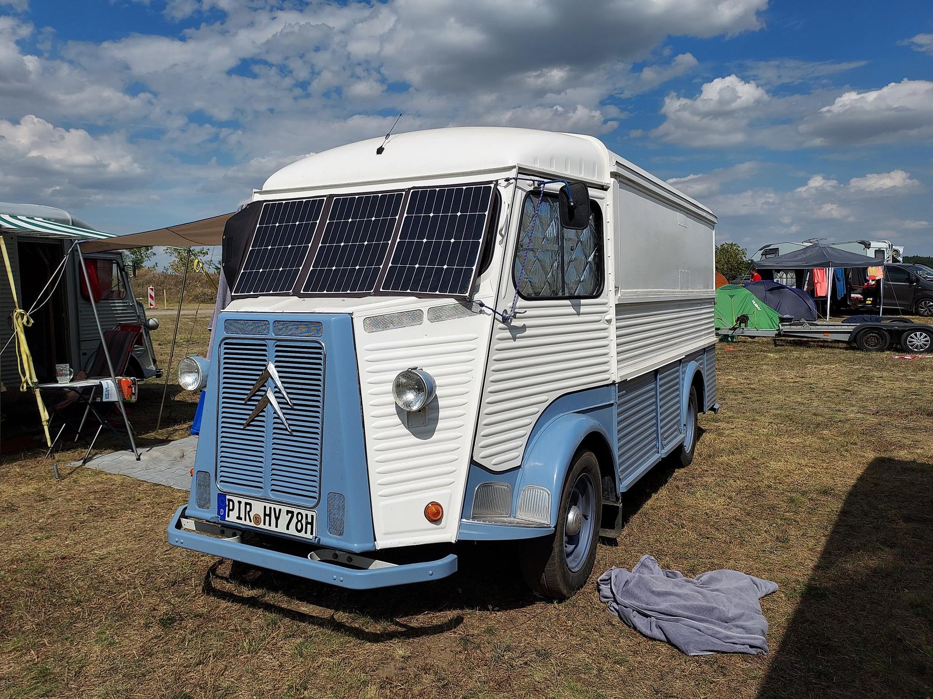Zlot Citroenów w Toruniu. Dostawczy model H przerobiony na kamper