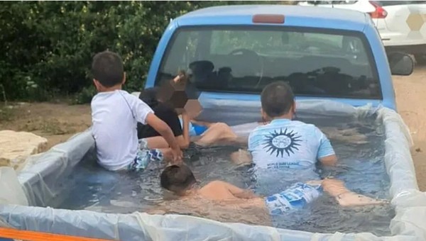 Przerobił swój "upałowóz" na basen na kołach. I jeszcze te dzieci. Teraz czeka go sąd [WIDEO]