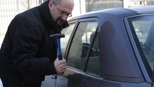 Zatrzasnąłeś kluczyki w aucie? Radzimy, co zrobić zamiast wybijania szyby