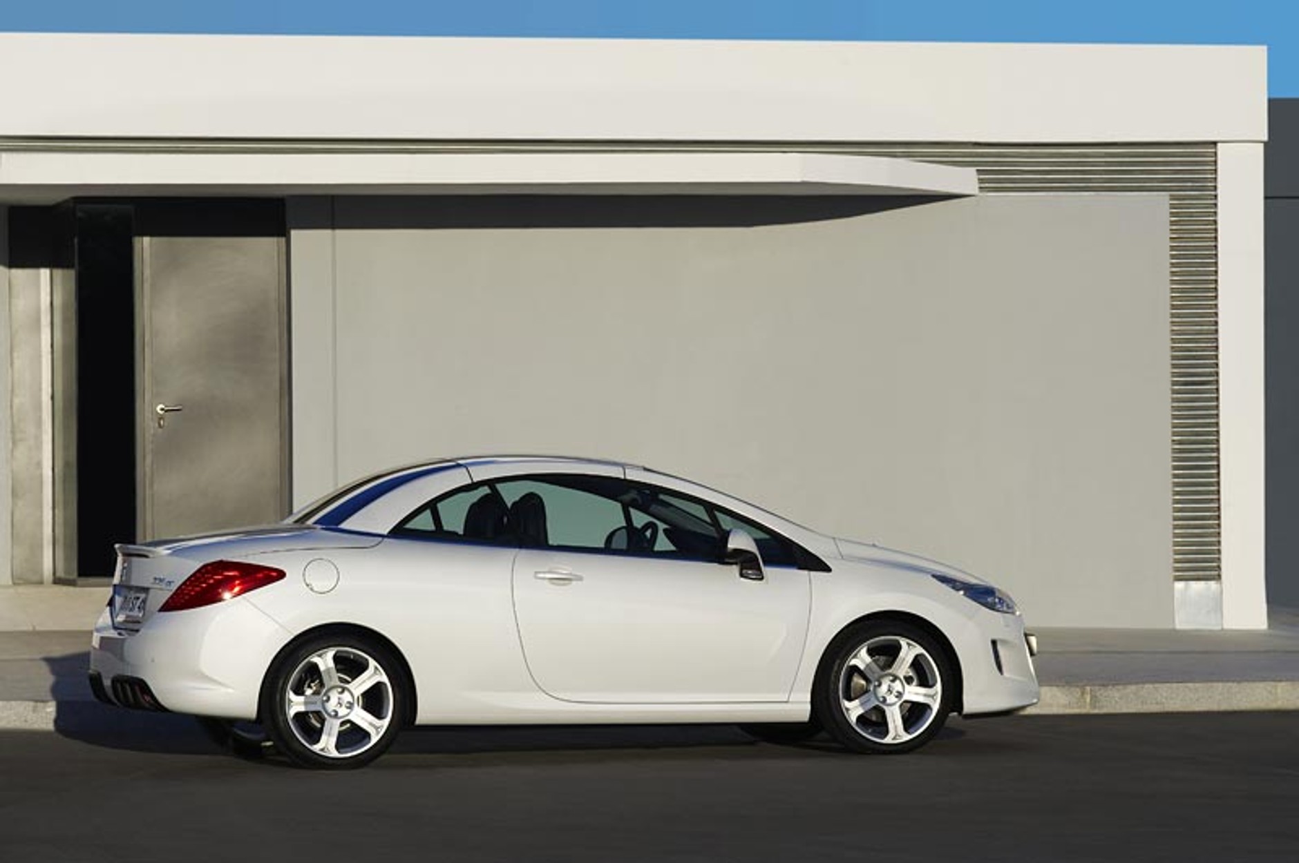 Peugeot: jadąc 308 CC z... ogrzewanym karkiem (ceny w Polsce)