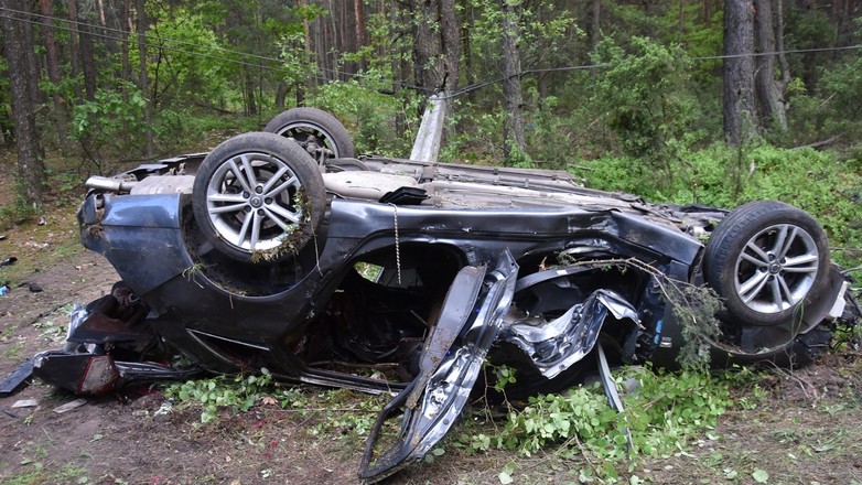 Samochód po wypadku związanym z wtargnięciem łosia na jezdnię – w tym przypadku były ofiary