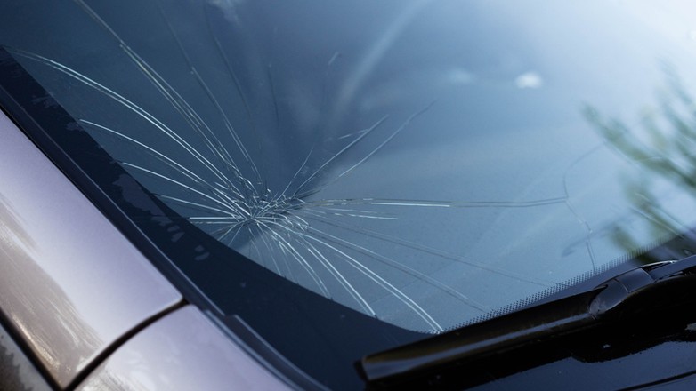 Za pękniętą szybę możemy otrzymać mandat