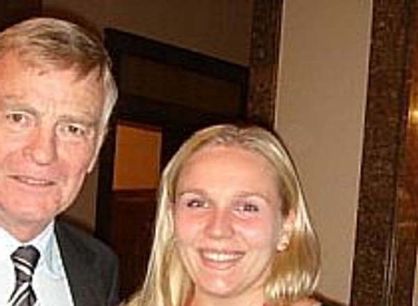 Karolina Czapka odebrała szarfę z rąk Maxa Mosleya