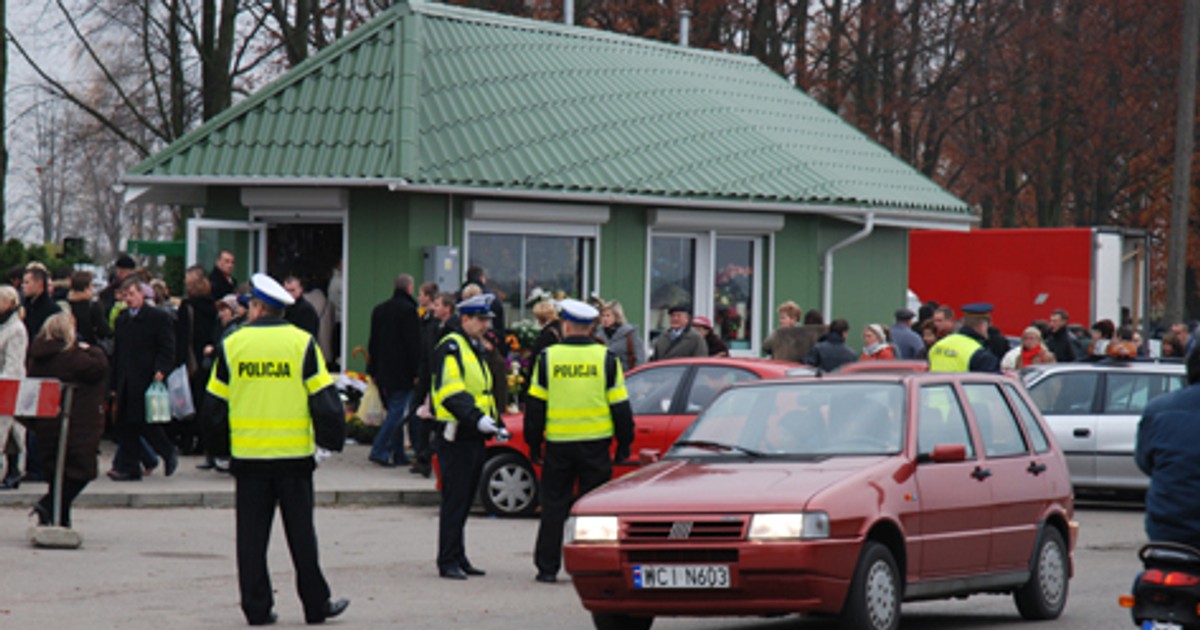 Jak bezpiecznie podróżować w czasie Święta Zmarłych