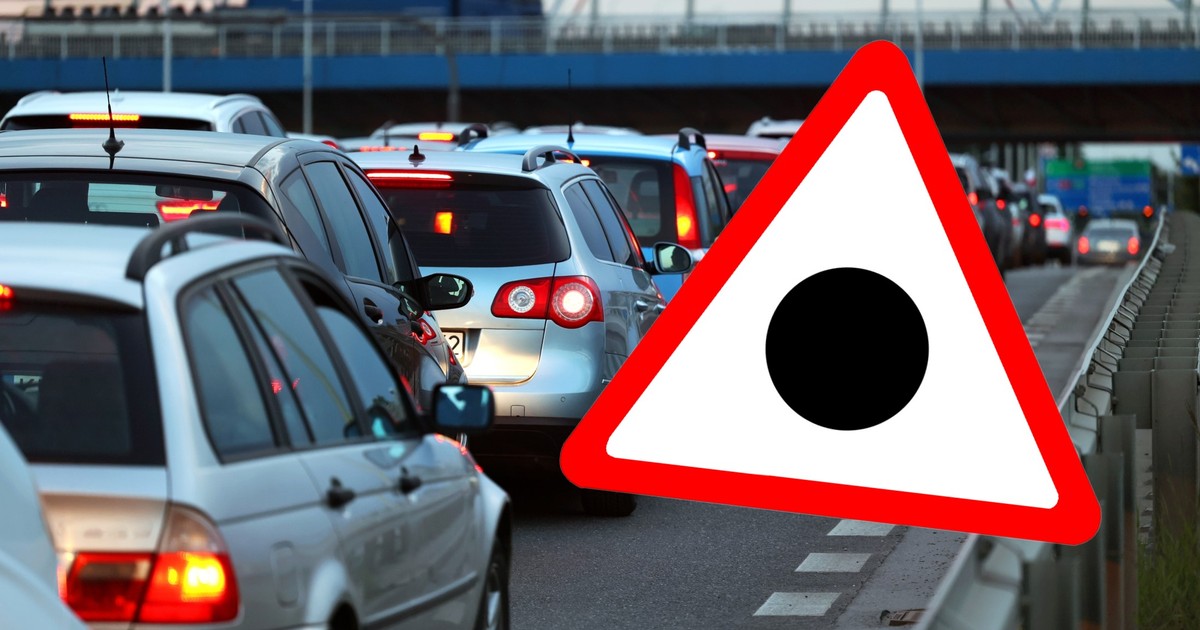 Znak drogowy przedstawiający czarną kropkę wpisaną w trójkąt ostrzegawczy