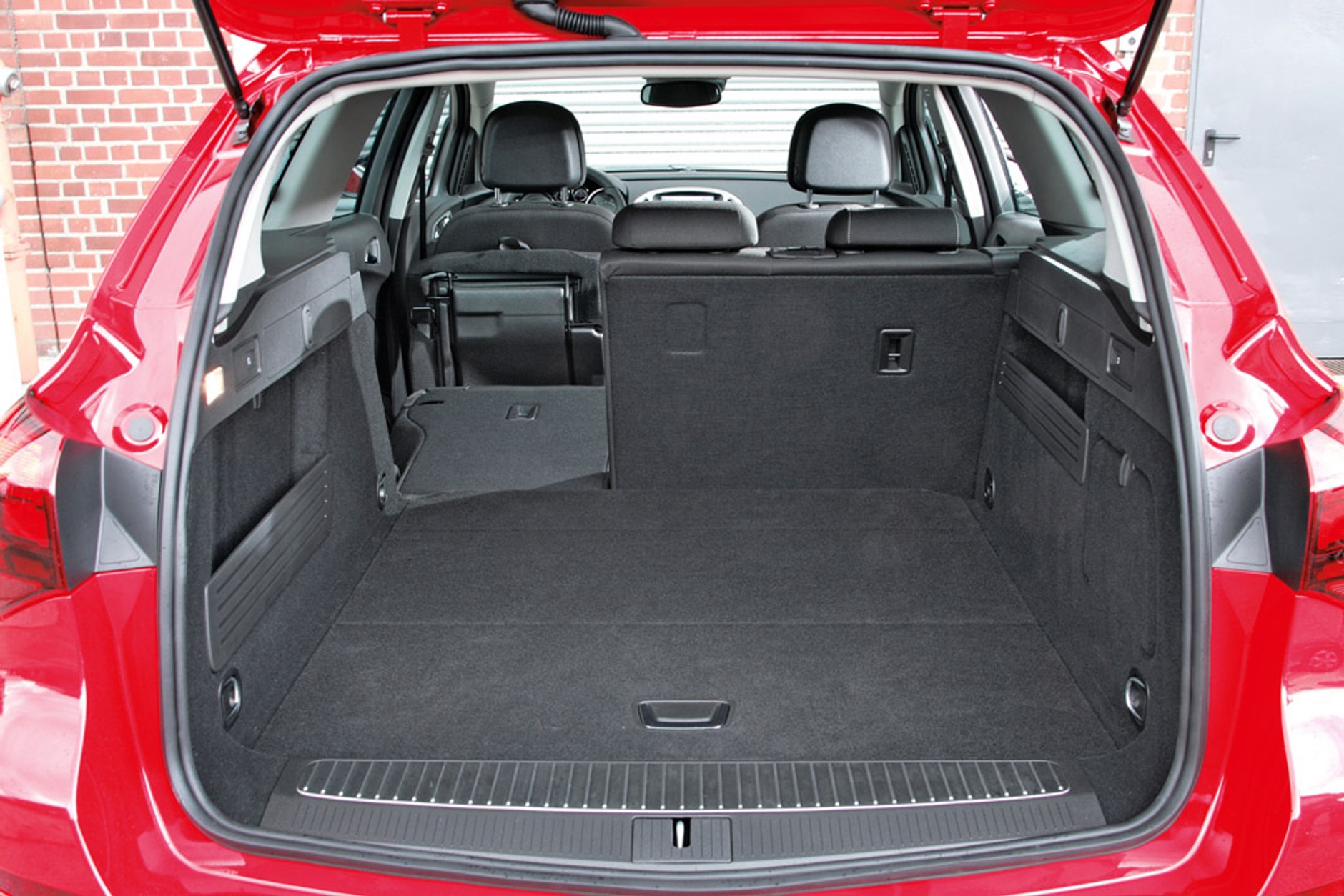 Klasowe starcie: Opel Astra Sports Tourer kontra VW Golf Variant