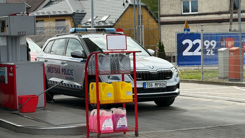 Czeskie służby tankują radiowóz na Orlenie