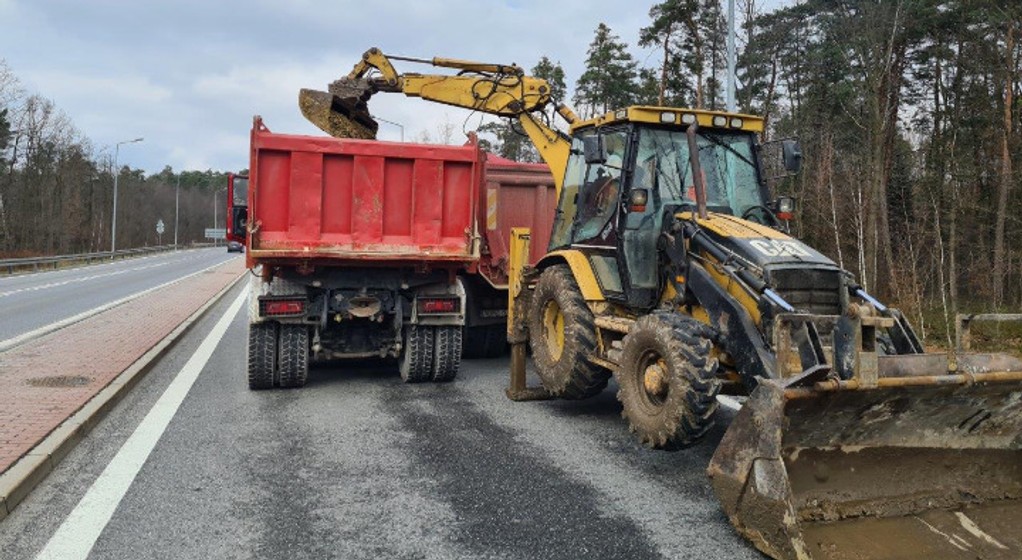 Przeciążył ciężarówkę. Z dokumentów wynikało, że ładował ją podczas jazdy