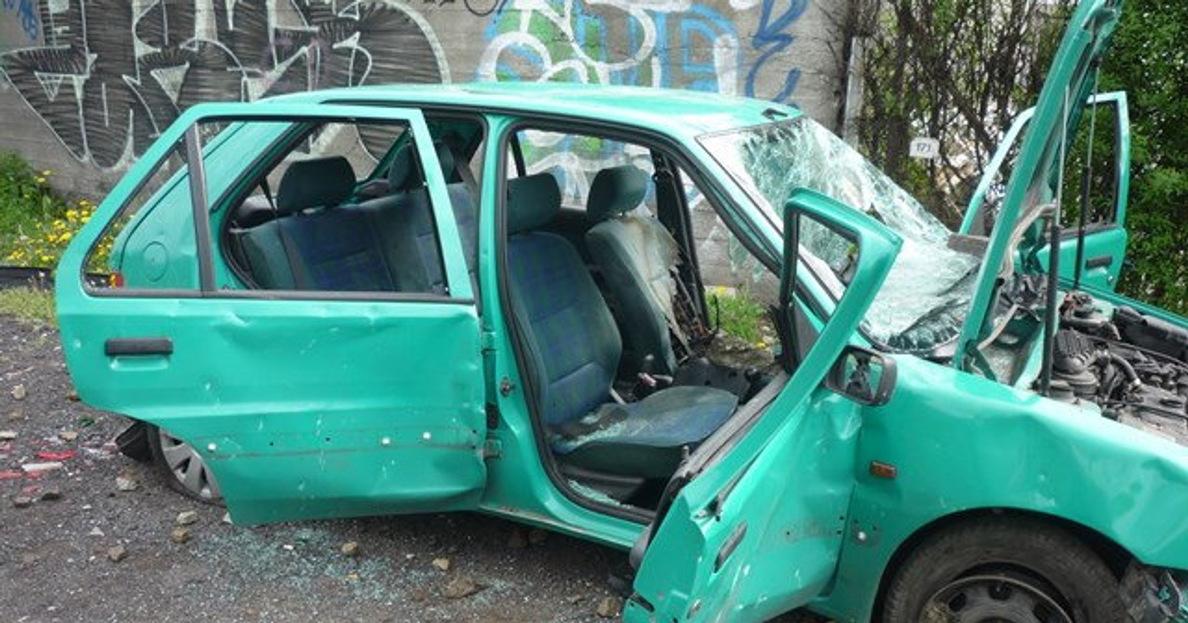 Jeden z wraków usuniętych z warszawskich ulic