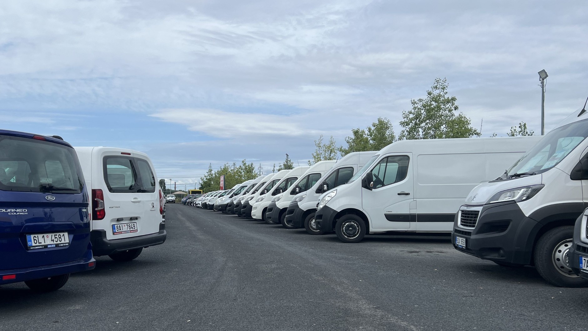 Salon sprzedaży samochodów używanych AAA Auto w czeskiej Pradze w dzielnicy Dolni Chabry. Sekcja pojazdów użytkowych