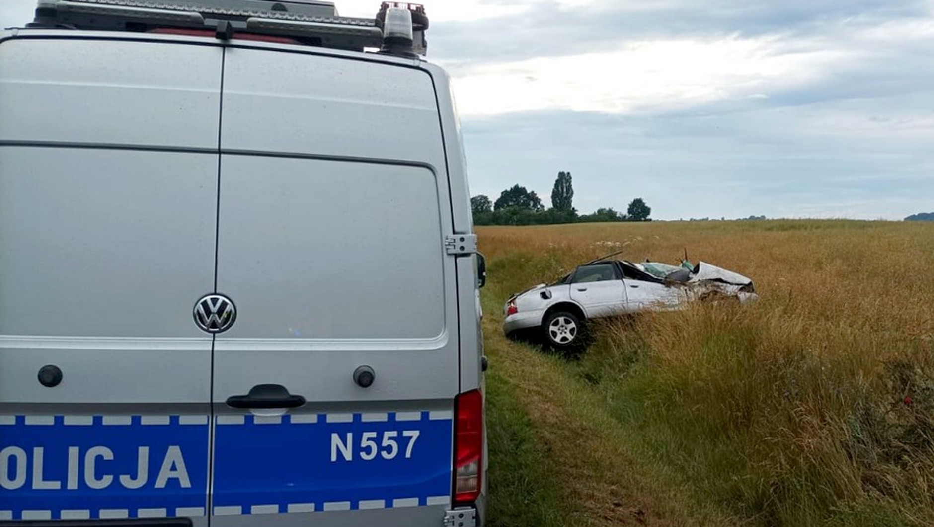 Obraz pochodzący z serwisu https://pomorska.policja.gov.pl/pom/informacje/wiadomosci/134094,Po-dachowaniu-trafila-do-szpitala.html