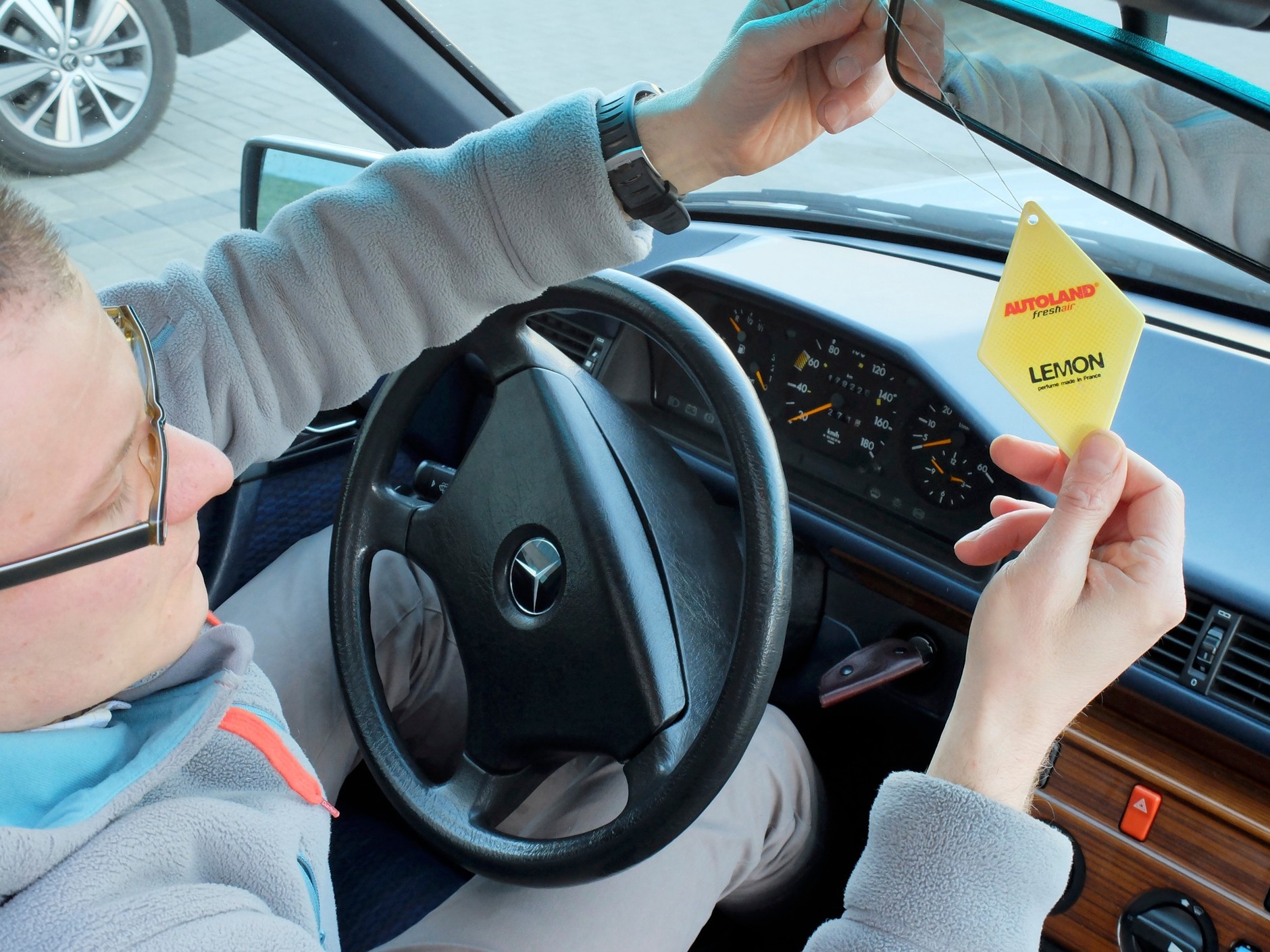 Przykre zapachy w aucie