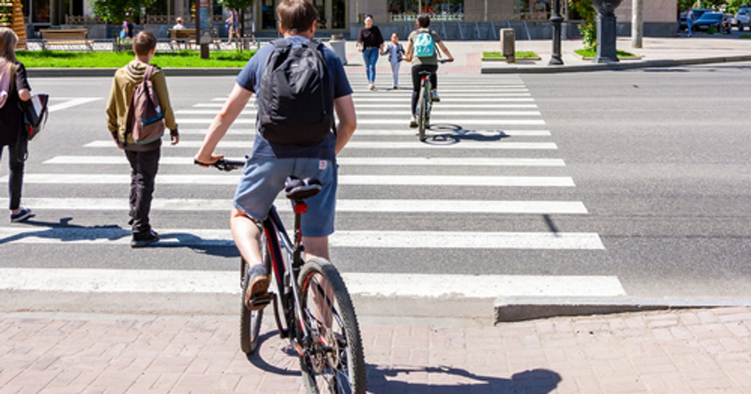 Czy przed pasami trzeba zsiąść z roweru? Jest wyjątek