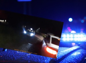 Ten kierowca chyba pomylił rodzaje dróg. Policjanci udostępnili nagranie z kontroli