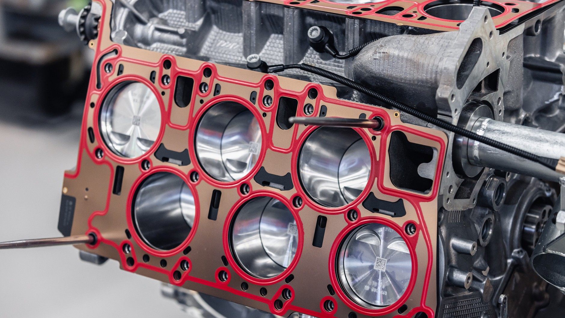 Fabryka Bentleya w Crewe – budowa silnika W12