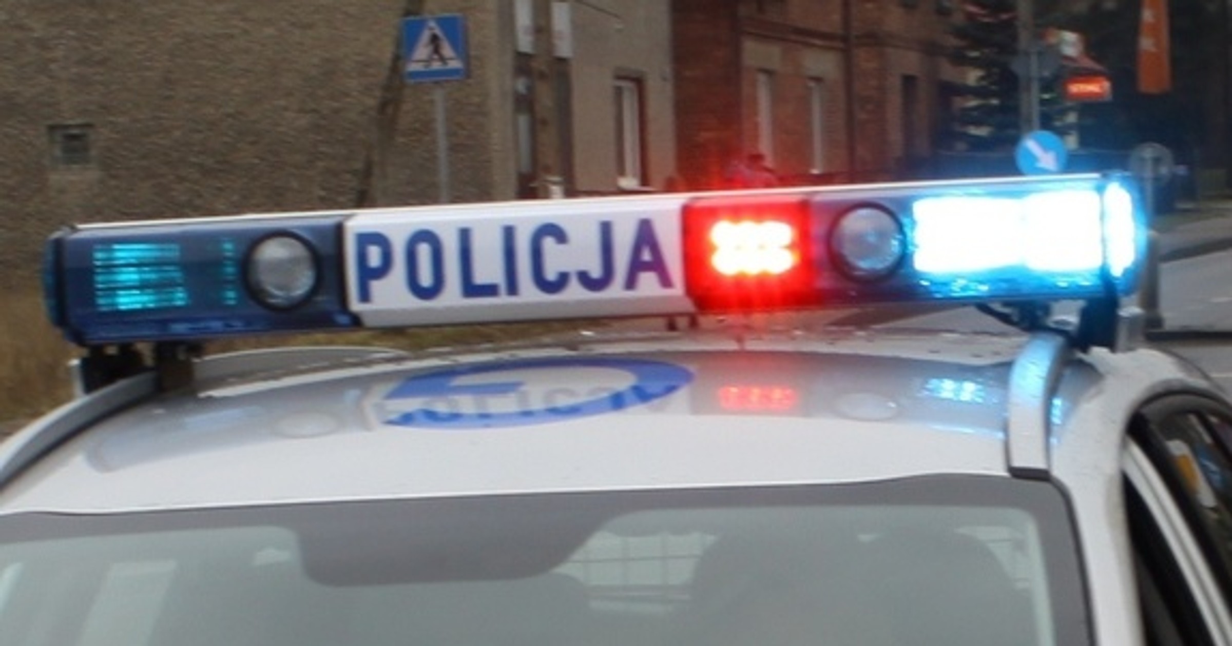 Podejrzanie manewrował Volvo. Dwie osoby uprzedziły policjantów