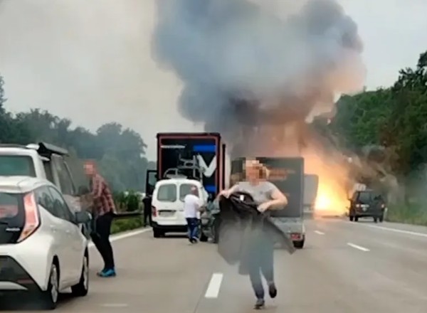 Eksplozje na autostradzie w Niemczech. Pasażerowie musieli uciekać z samochodów [WIDEO]
