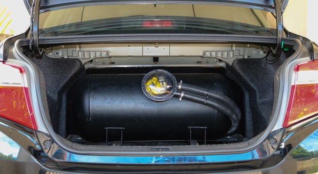 Masz auto z LPG? Sprawdź, czy jest ta naklejka. Za brak zapłacisz krocie