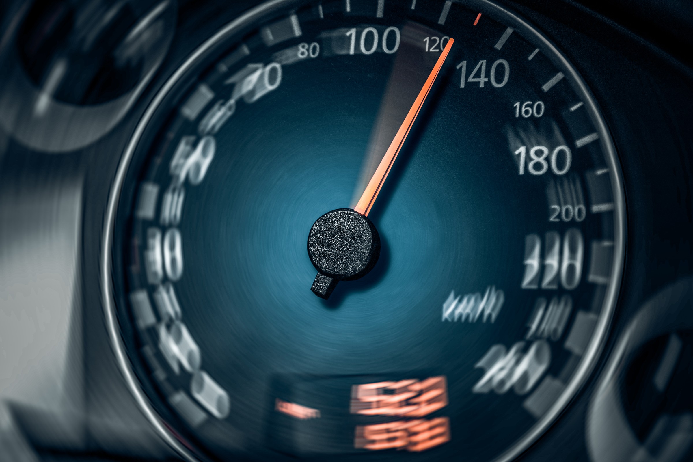 Dlaczego prędkościomierz w samochodzie kłamie? Sprawdziliśmy – są na to przepisy