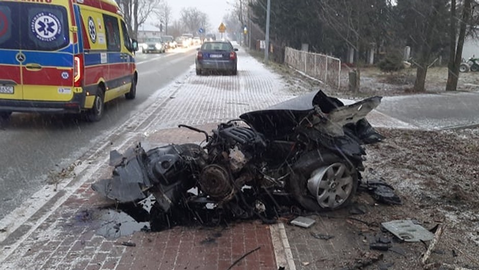 BMW rozpadło się na kawałki po uderzeniu w drzewo