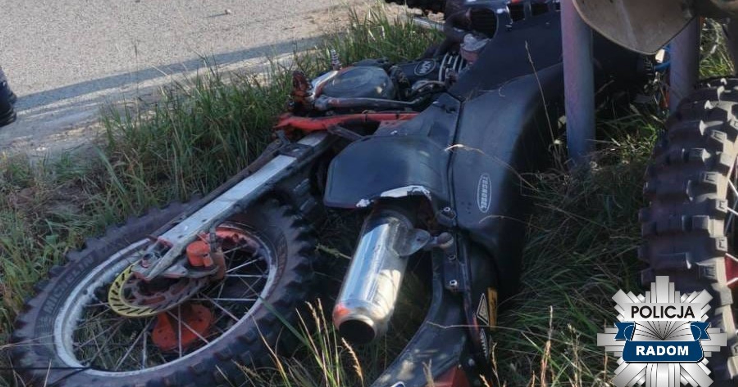 Wypadł z drogi na łuku. Motocyklisty nie udało się uratować
