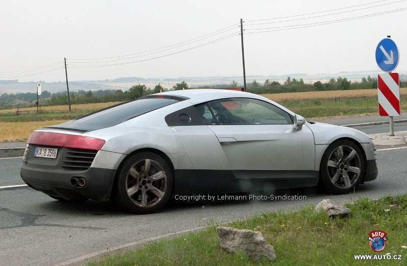 Zdjęcia szpiegowskie: Audi R8 stroi się do prezentacji