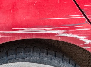 Od szkody parkingowej po furorę w internecie. Właścicielka dziękuje młodemu kierowcy