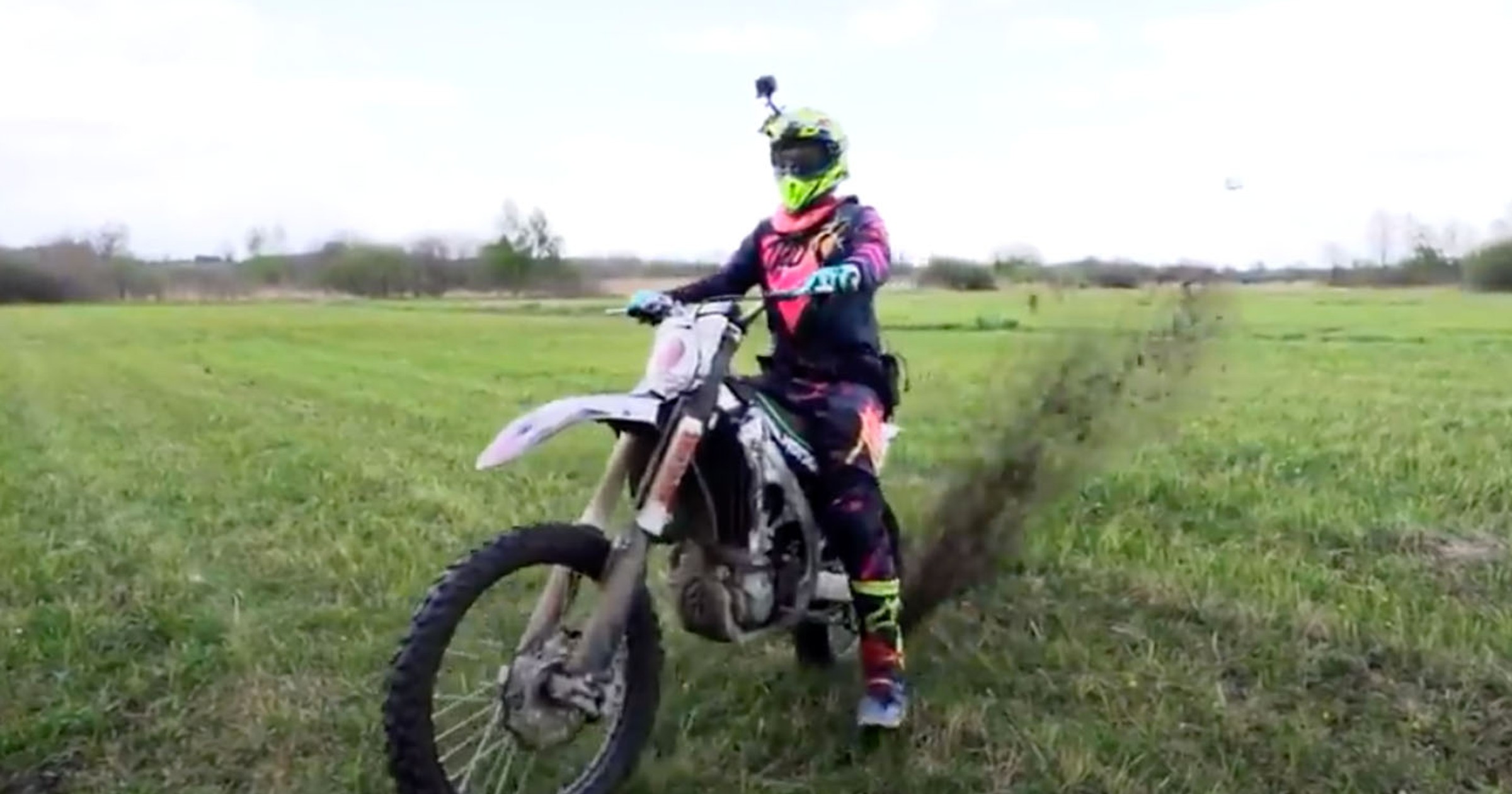 Mściwy rolnik chciał mię utopić - kadr z filmu motocrossowego mistrza Polski
