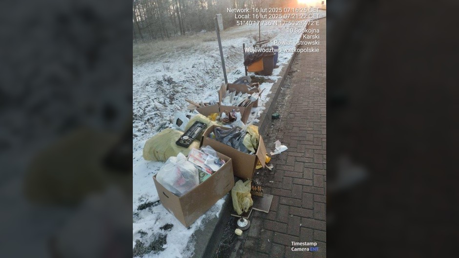Śmieci pozostawione przy drodze krajowej - woj wielkopolskie