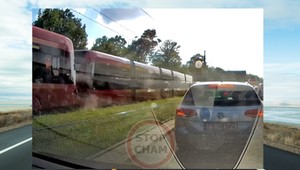 Kamera samochodowa uchwyciła silne zderzenie dwóch tramwajów w Łodzi [WIDEO]