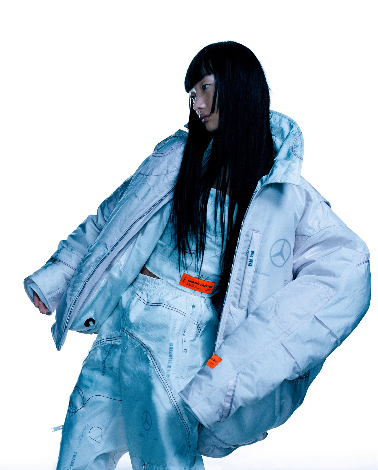 Ubrania stworzone z poduszek powietrznych