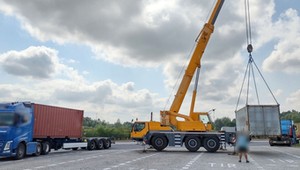 Wiózł włazy do studzienek. Po kontroli potrzebny był dźwig