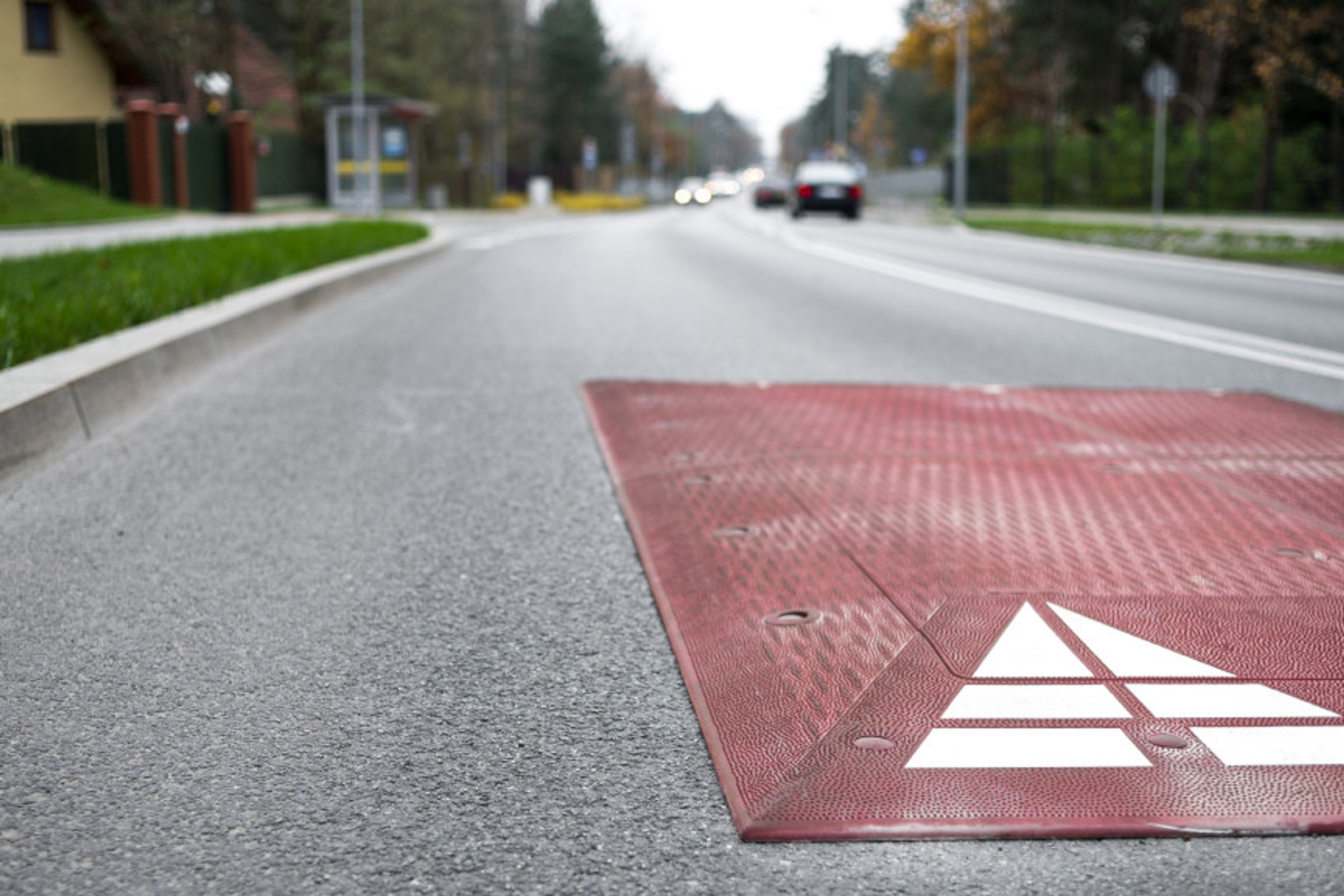 Progi zwalniające. Można je omijać? Jak bezpiecznie przez nie przejeżdżać?