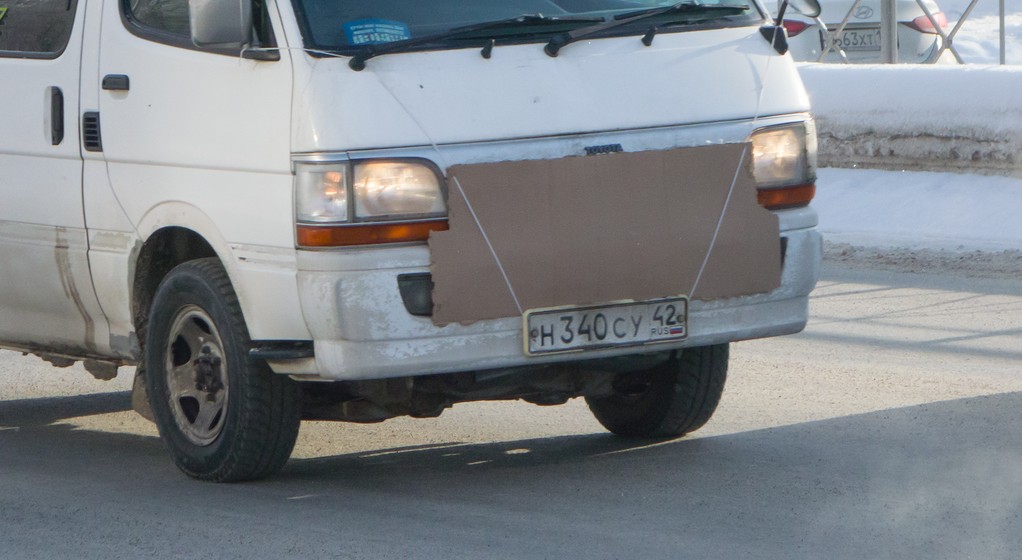 Chłodnica samochodu zasłonięta kartonem