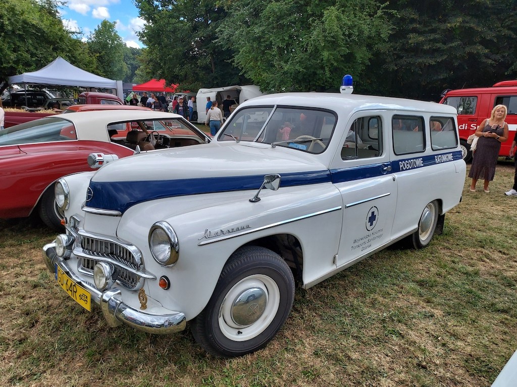 Motoclassic Wrocław 2025: karetek na bazie Warszawy zachowało się do dziś niewiele. Taki egzemplarz dziś może być wart znacznie więcej od niejednego klasyka zachodniej marki w podobnym wieku