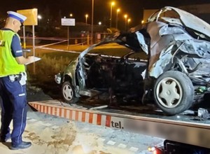 Motocykl i matiz po zderzeniu zmieniły się w kulę ognia [Nagranie]