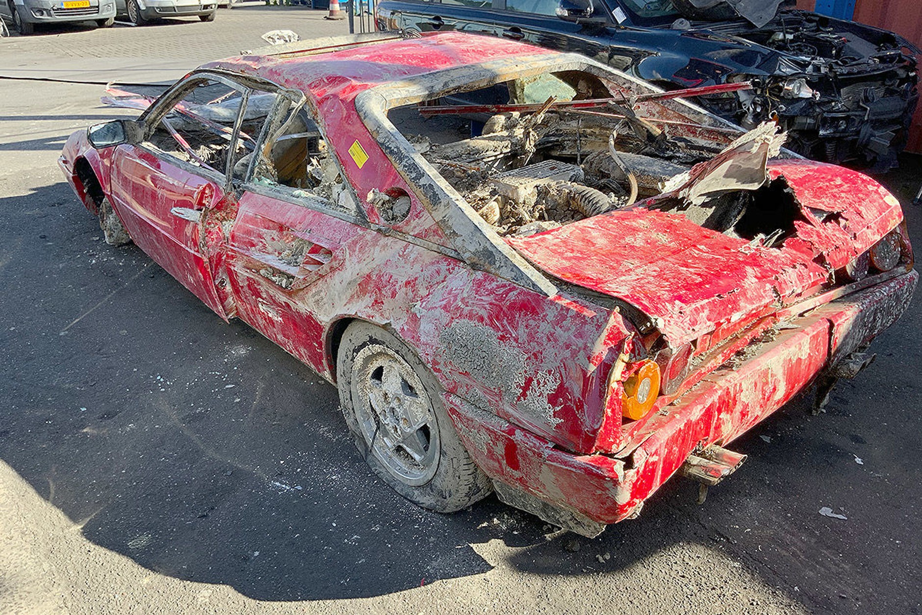 Ferrari Mondial wyłowione z kanału