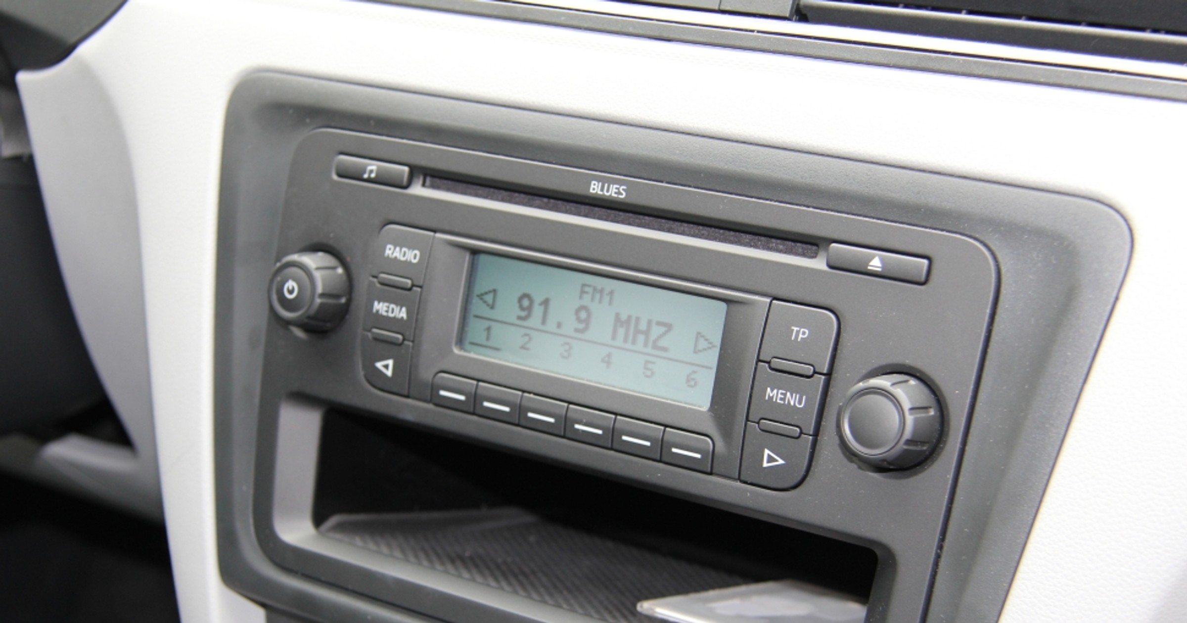 Podstawowym radioodtwarzaczem w Skodzie Rapid jest model Blues. Wyposażony w odtwarzacz płyt CD, kompatybilność z MP3, tuner RDS i wzmacniacz 4x20W to przyzwoita propozycja.