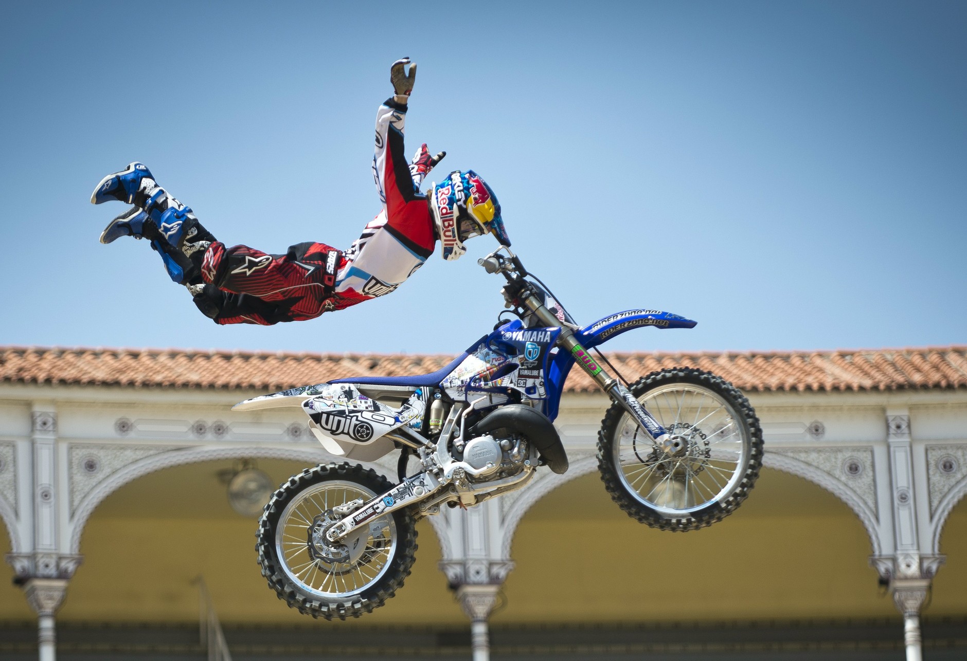 Red Bull Tom Pagès wyskoczył z klifu wprost w przepaść
