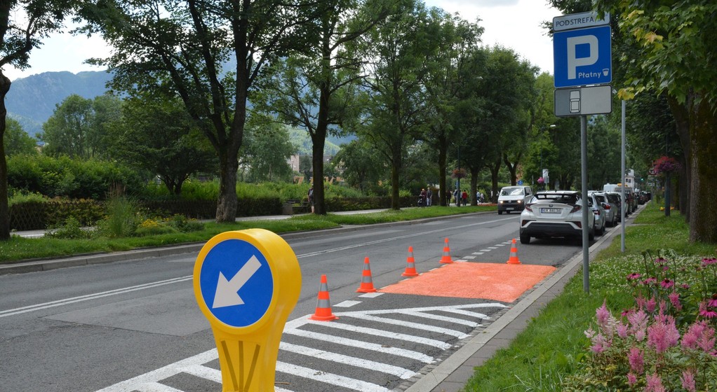 Pomarańczowe miejsca parkingowe