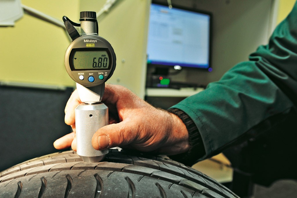 Mierzymy głębokość bieżnika na początku, a później po przejechaniu określonego przebiegu – to pozwala oszacować trwałość opon do momentu osiągnięcia zużycia granicznego.