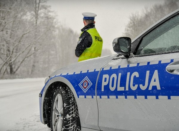 Policjanci zauważyli kierowcę Opla. Czeka go rozprawa