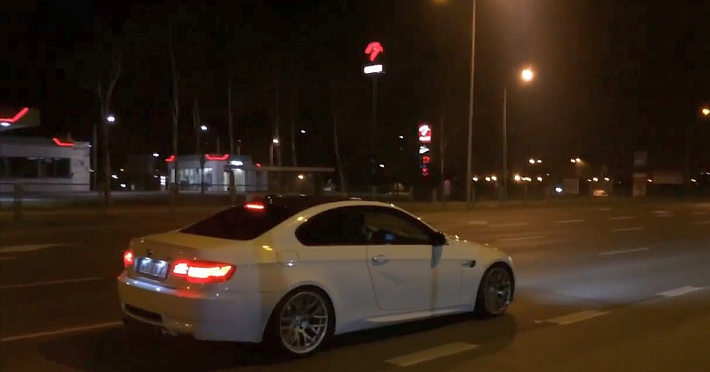 Frog w białym BMW M3
